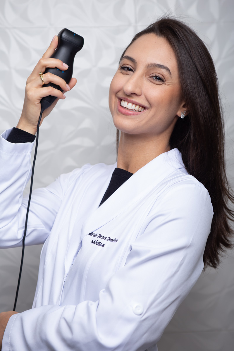 Dra. Gabrielle Turnes segurando aparelho de ultrassom